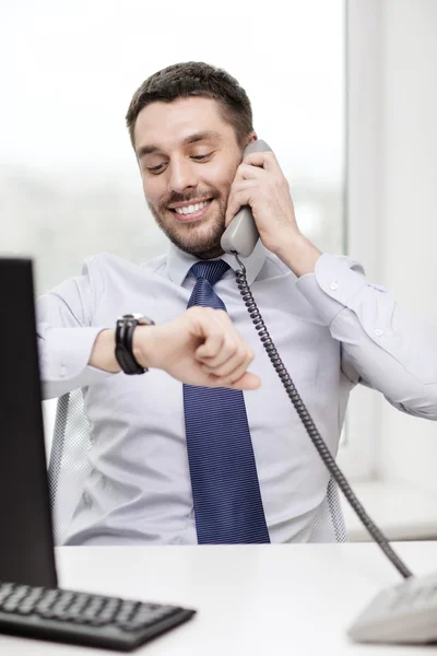 Uomo d'affari sorridente fare chiamata — Foto Stock