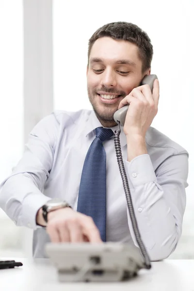 Homme d'affaires souriant avec numéro de téléphone — Photo