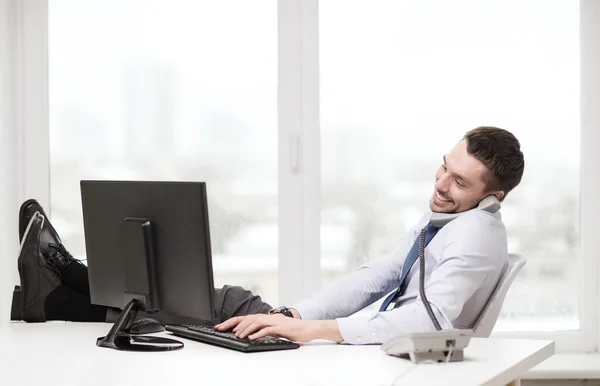 Uomo d'affari o studente sorridente con il computer — Foto Stock