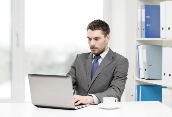 Ocupado hombre de negocios con portátil y café — Foto de Stock