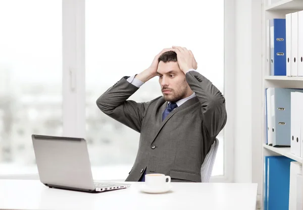 Affollato uomo d'affari con laptop e caffè — Foto Stock