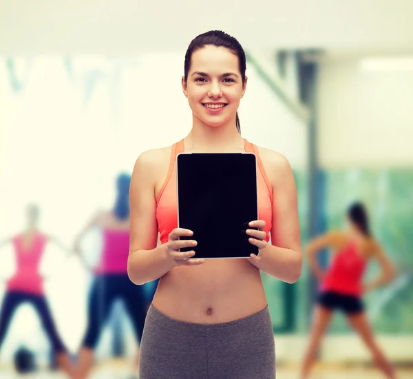 Sportiga kvinnan med tablet pc tom skärm — Stockfoto