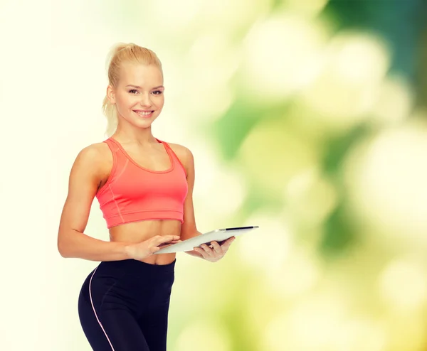 Sorrindo mulher desportiva com computador tablet pc — Fotografia de Stock