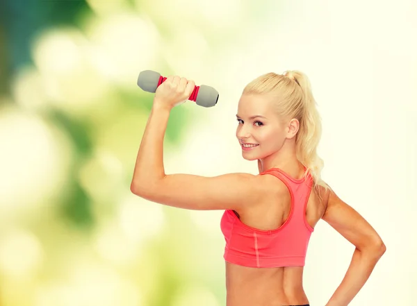 Jonge, sportieve vrouw met lichte dumbbell — Stockfoto