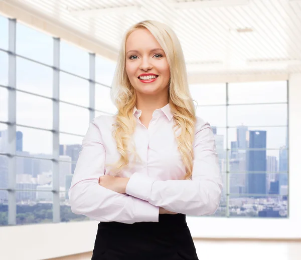 Sonriente mujer de negocios o secretaria en el cargo — Foto de Stock