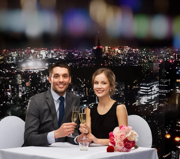 Par med glas champagne på restaurang — Stockfoto
