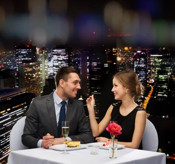 Lächelndes Paar isst Dessert im Restaurant — Stockfoto