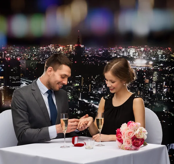 向餐厅女友求婚的男人 — 图库照片