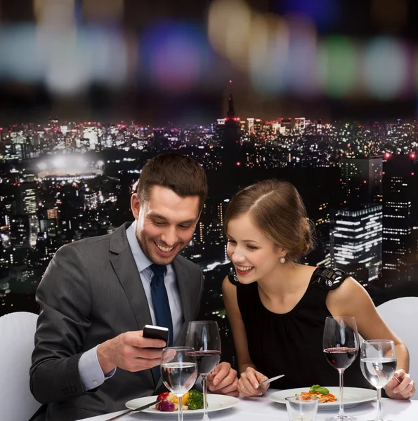 Usmívající se pár jíst hlavní chod v restauraci — Stock fotografie