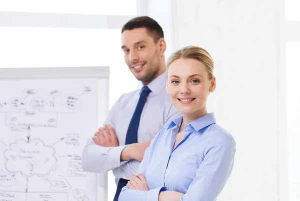 Glimlachende zakenmensen in office — Stockfoto