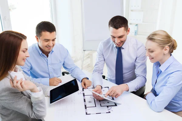 Lächelnde Geschäftsleute treffen sich im Büro — Stockfoto