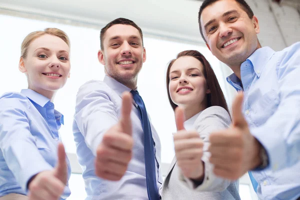 Negócios sorridentes pessoas mostrando polegares para cima — Fotografia de Stock