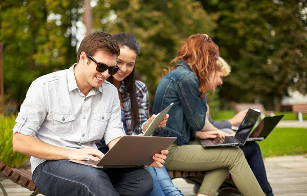 Студенты или подростки с ноутбуками — стоковое фото