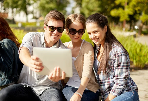 Schüler oder Jugendliche mit Laptop — Stockfoto