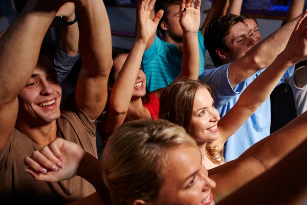 Group of smiling friends at concert in club — Stock Photo, Image