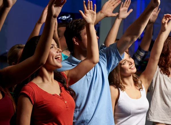 Smiling friends at concert in club — Stock Photo, Image