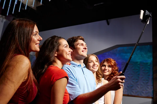 Friends with smartphone taking selfie in club — Stock Photo, Image