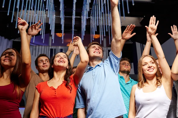 Gruppe smilende venner på konsert i klubben – stockfoto