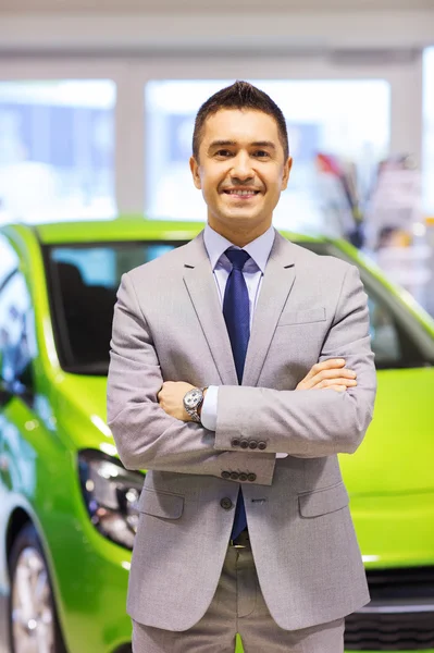 Glücklicher Mann auf Autoshow oder Autosalon — Stockfoto