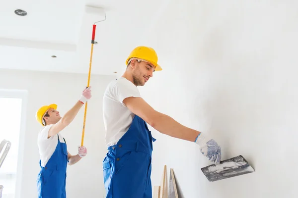 Grupp av byggare med verktyg inomhus — Stockfoto