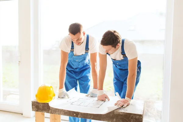 Grupo de constructores con plano — Foto de Stock