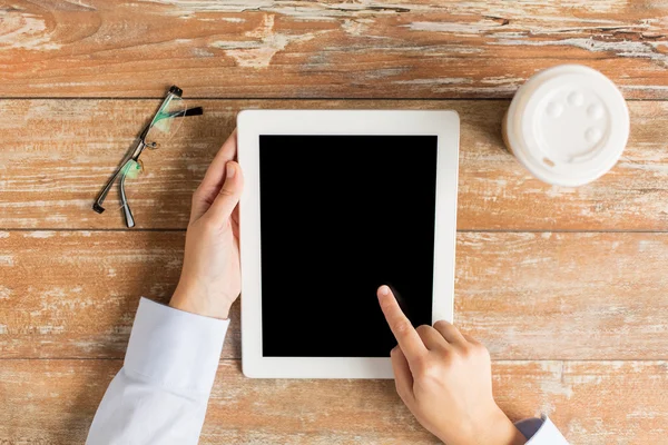 Nahaufnahme weiblicher Hände mit Tablet-PC und Kaffee — Stockfoto