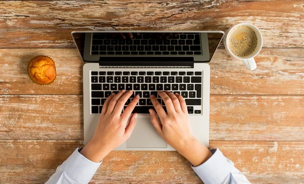 Nahaufnahme weiblicher Hände mit Laptop und Kaffee — Stockfoto