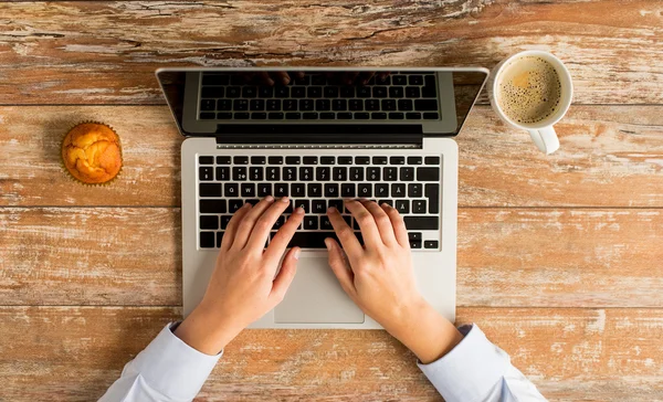 Primer plano de las manos femeninas con ordenador portátil y café — Foto de Stock