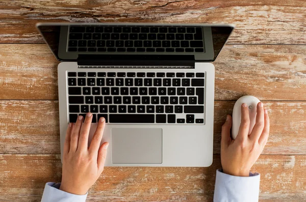 Primo piano di mani femminili con computer portatile e topo — Foto Stock