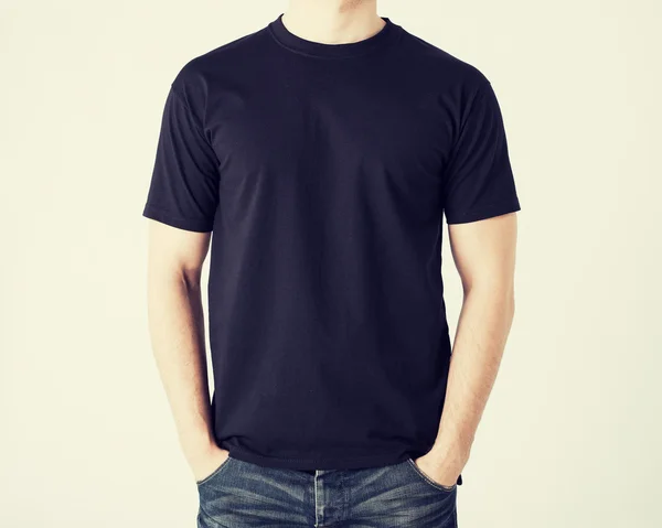 Mannen i tomma t-shirt — Stockfoto