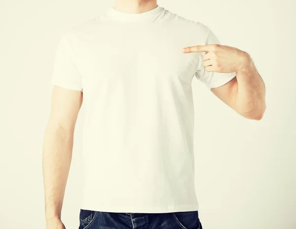 Hombre en camiseta en blanco — Foto de Stock