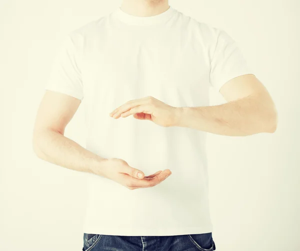 Mans händer visar något — Stockfoto