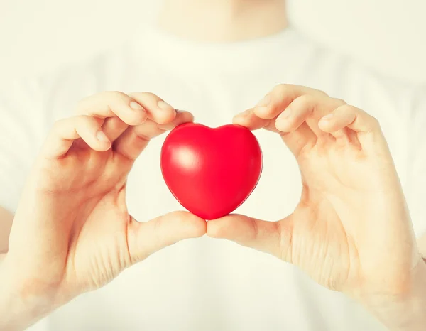 Manos de hombre con corazón — Foto de Stock