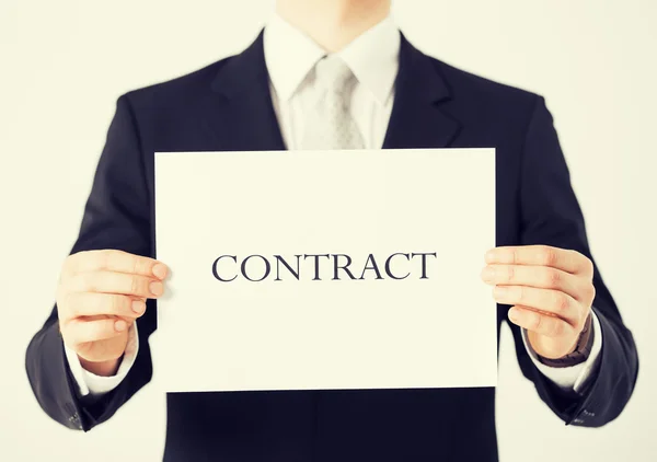 Man handen met contract papier — Stockfoto