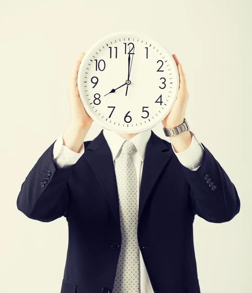 Hombre con reloj de pared —  Fotos de Stock