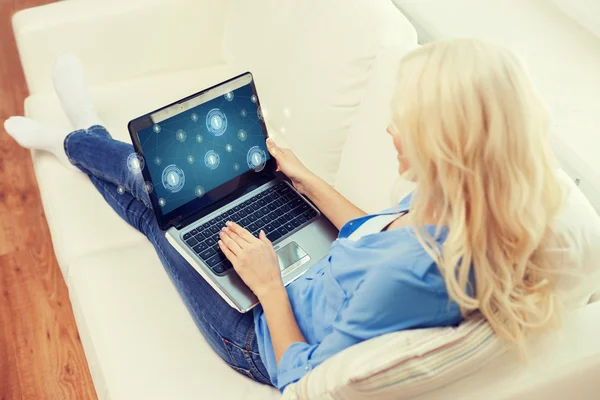 Lachende vrouw met laptopcomputer thuis — Stockfoto
