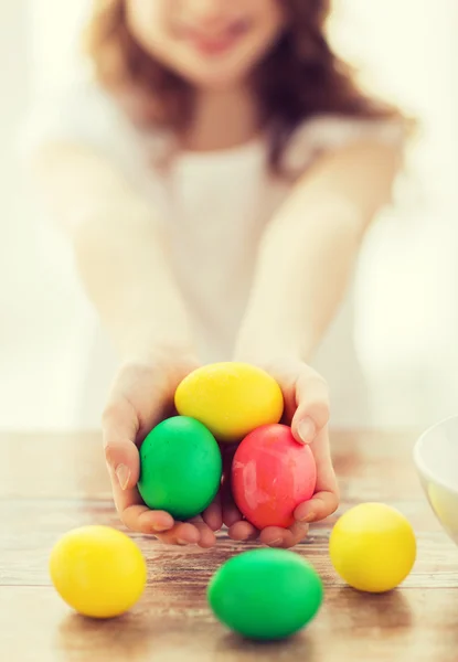 Close up of girl holding colored eggs — Stock Photo, Image