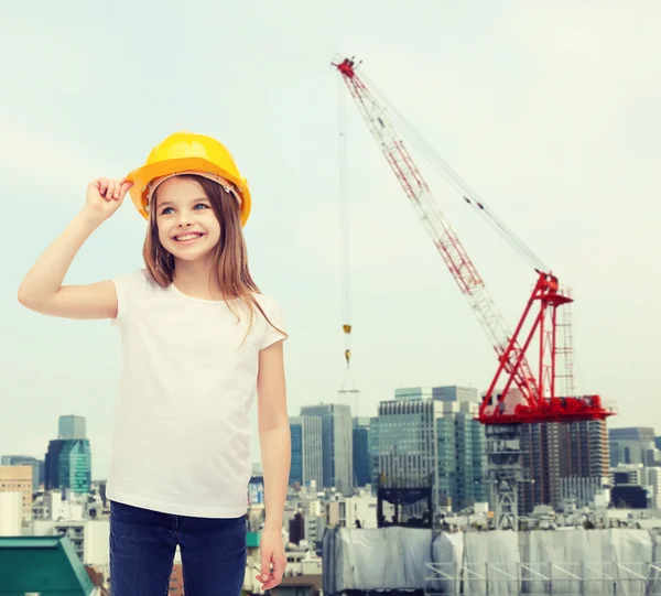 Leende liten flicka i skyddande hjälm — Stockfoto