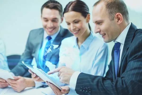 Equipo de negocios con tableta pc teniendo discusión — Foto de Stock