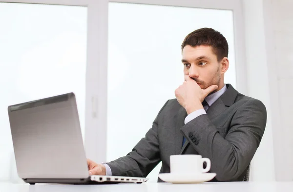 Homem de negócios com laptop digitando no escritório — Fotografia de Stock