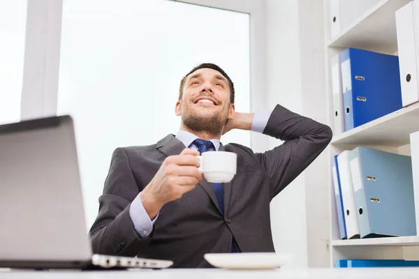 Hombre de negocios con computadora portátil escribiendo en la oficina —  Fotos de Stock