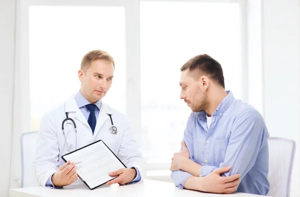 Doctor with clipboard and patient in hospital — Stock Photo, Image