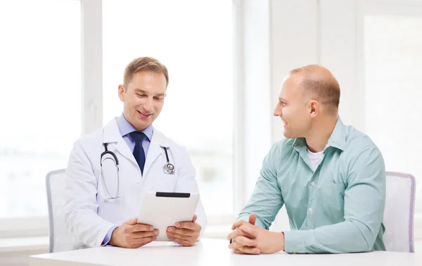 Doctor with tablet pc and patient in hospital — Stock Photo, Image