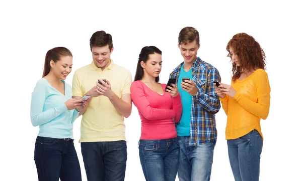 Groupe d'adolescents souriants avec smartphones — Photo