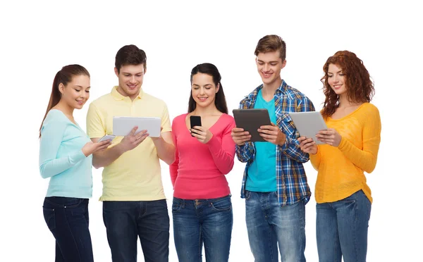 Akıllı telefonlar ve tablet pc ile genç grup — Stok fotoğraf
