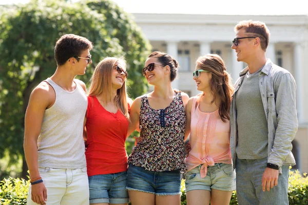 Gruppo di amici sorridenti all'aperto — Foto Stock