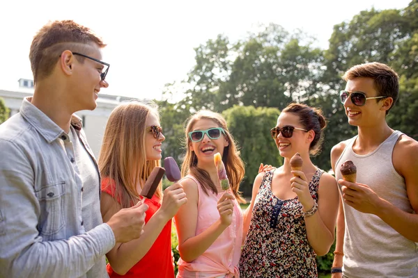 Gruppo di amici sorridenti con gelato all'aperto — Foto Stock