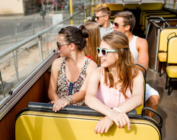 Grupp leende vänner resa buss — Stockfoto