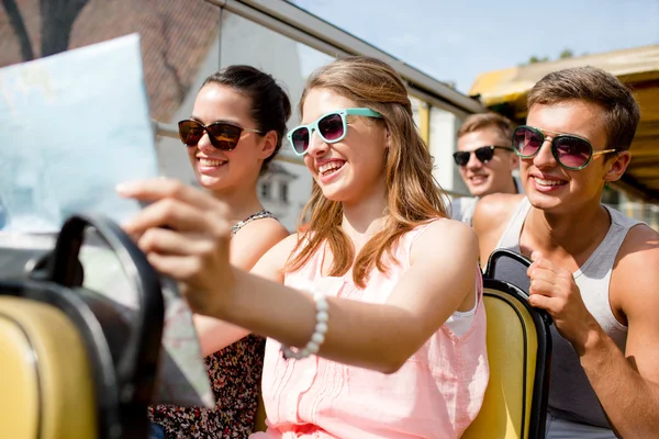 Grupp leende vänner resa buss — Stockfoto