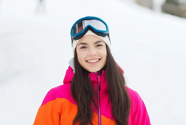 Gelukkig jonge vrouw in ski goggles buitenshuis — Stockfoto